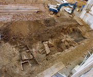 840859 Gezicht op de archeologische opgraving bij het Stadhuis (Stadhuisbrug 1) te Utrecht, uitgevoerd na de sloop van ...